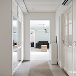 Eteisestä olohuoneeseen kuvattu