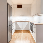 Moderni remontoitu keittiö