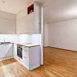 Keittiö avautuu olohuoneeseen