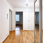 Eteisessä kaappitilaa