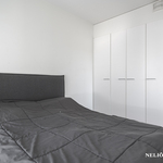 Makuuhuoneessa kiintokalusteet