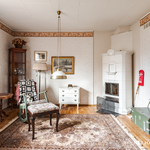 Olohuoneessa varaava takka