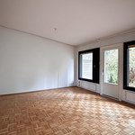 Yläkerran valoisa olohuone