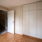 Makuuhuoneessa kaappitilaa