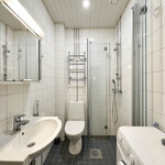 Pyykinpesukone kuuluu asuntoon.