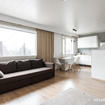 Olohuoneessa isot ikkunat