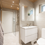 Kylpyhuoneessa toinen wc