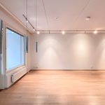 Olohuone jatkuu lasitetulle parvekkeelle