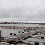 Talo sijaitsee meren rannassa upeilla näkymillä