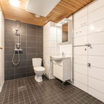 Kaakeloitu tilava kylpyhuone / wc