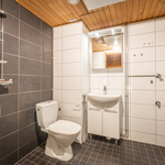 Kylpyhuoneessaa pk-liitäntä mahtuen myös kuivausrumpu