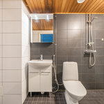 Kylpyhuoneessa pk-liitäntä mahtuen pesutorni