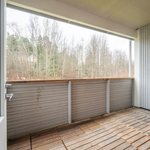 Olohuoneesta kulku isolle parvekkeelle