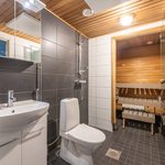 Kaakeloitu kylpyhuone/wc