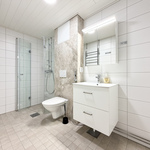 Kylpyhuone juuri remontoitu putkriemontin yhteydessä