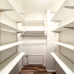 Vaatehuoneessa hyvin säilytystilaa