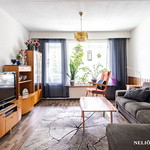 Olohuoneesta käynti lasitetulle parvekkeelle