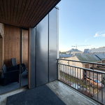 Parvekkeen toinen osa on lasitettu ja toinen ilman lasitusta