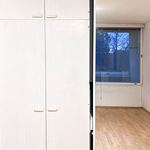 Peilikaapin takana vaatekaappi