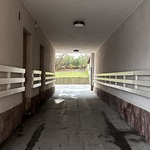 Oma sisäänkäynti porttikongin takana