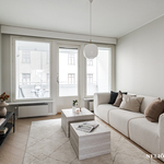 Olohuoneesta käynti lasitetulle parvekkeelle