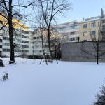 Taloyhtiön sisäpiha on ihanan puistomainen ja iso