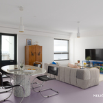 Tilava olohuone, josta käynti parvekkeelle