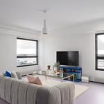 Tilava olohuone, josta käynti parvekkeelle