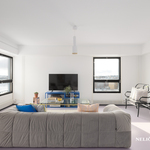 Tilava olohuone, jaettavissa myös toiseksi makuuhuoneeksi