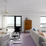 Tilava olohuone, josta käynti parvekkeelle