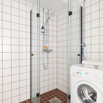 Kylpyhuone, juuri remontoitu putkiremontin yhteydessä