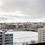 Makuuhuoneen näkymät keskustan kattojen yli