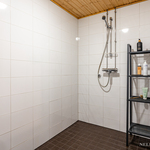 Alakerran kylpyhuone