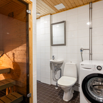 Kylpyhuoneessa asunnon toinen wc