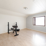 Yläkerran makuuhuone 2