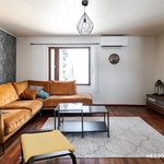 Olohuoneessa ilmalämpöpumppu