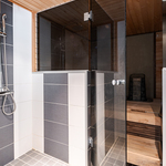 Kylpyhuoneessa kaksi suihkua