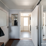 Eteisestä kodinhoitohuoneeseen kuvattu