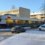 Aivan vierestä löytyy lähikauppa Alepa sekä bussi,- sekä ratikkapysäkki