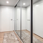 Eteisessä runsaasti kaappitilaa