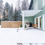 Osittain katettu terassi