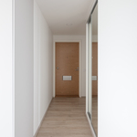 Eteisessä peilikaappi