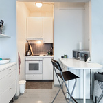 Keittiön pöytä kuuluu varusteluun