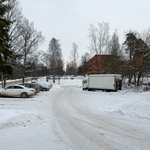 vieressä parkkipaikka, johon voi vapaasti parkkeerata