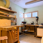 Alakerrassa askarteluhuone. Talosta löytyy myös saunatilat ylimmästä kerroksesta