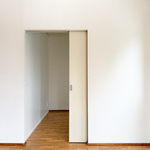 Liukuovi erottelee pienemmän makuuhuoneen olohuoneesta