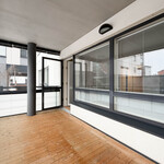 Suuri lasitettu terassiparveke.