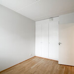 Makuuhuone jossa kaappitilaa mukavasti.