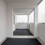 Olohuone jatkuu lasitetulle parvekkeelle