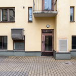 Käynti rappuun sisäpihan puolelta